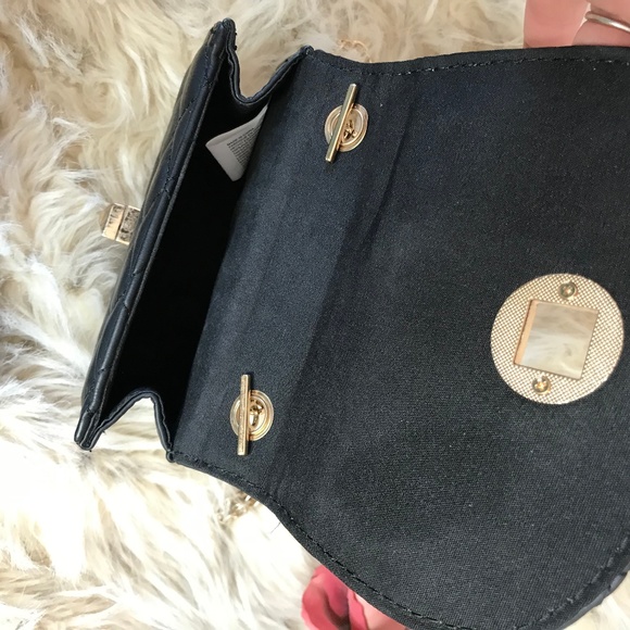 QUILTED VEGAN LEATHER BAG WITH GOLD CHAIN STRAP